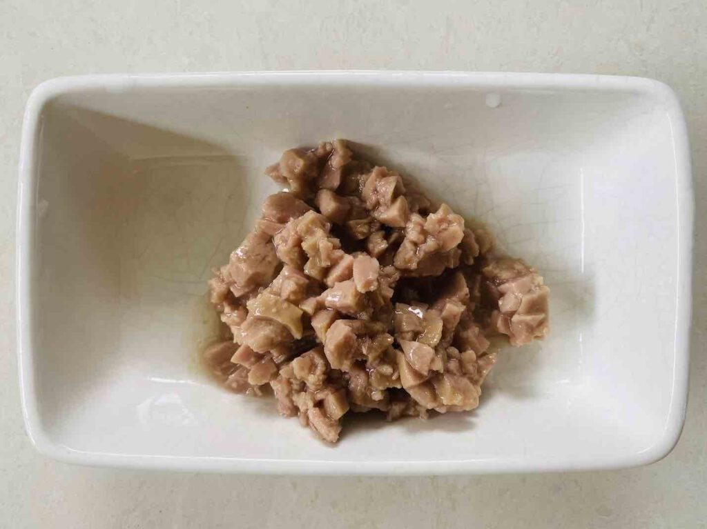 อาหารเปียกแมว ยี่ห้อ AvoDerm รสไก่กับเป็ดในน้ำเกรวี่