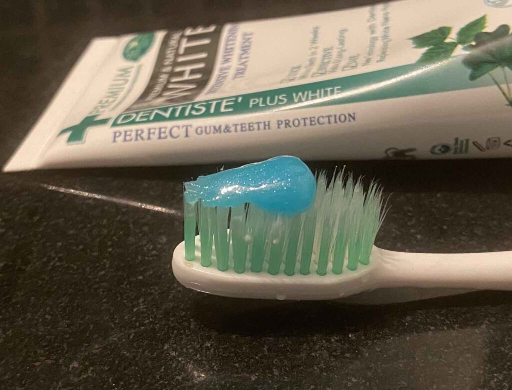ยาสีฟันฟันขาว ยี่ห้อ DENTISTE' Premium & Natural WHITE