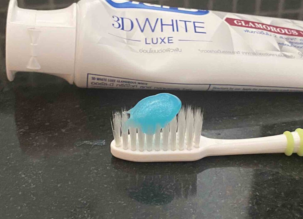 ยาสีฟันฟันขาว ยี่ห้อ Oral-B 3D WHITE
