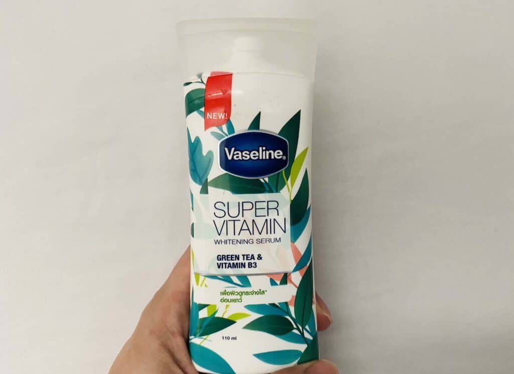 3. โลชั่นผิวขาว ยี่ห้อ Vaseline SUPER VITAMIN Whitening Serum