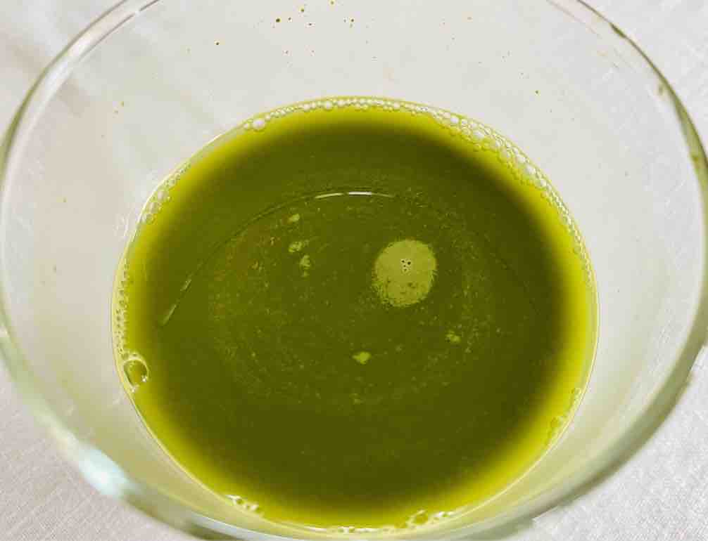 สีเขียว ๆ เข้ม ๆ ตามสไตล์ของชาเขียวดี ไม่ได้ดูเป็นสีผสมอาหาร