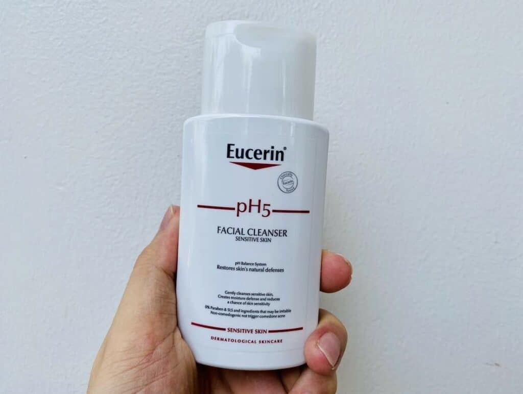 3. รักษาเซ็บเดิร์ม ด้วยการใช้ Eucerin pH5 Facial Cleanser ล้างหน้า