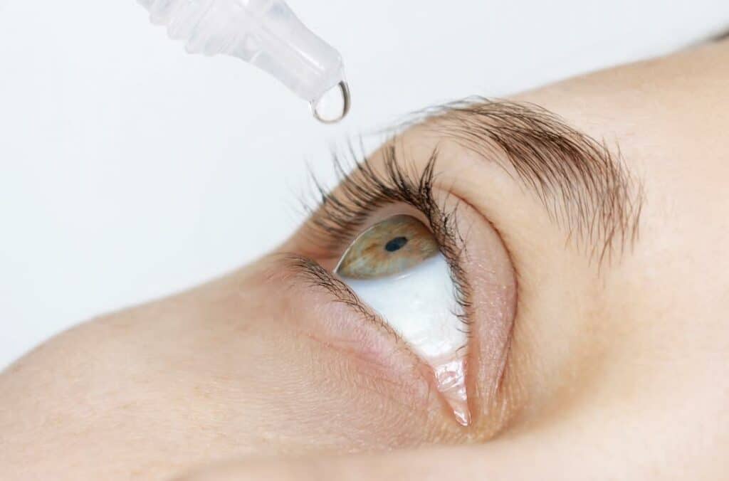 2. รักษาอาการตาแห้งด้วยการใช้น้ำตาเทียม
